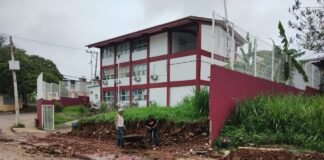 ¡Barda colapsada deja sin clases a primaria de Parrilla II!
