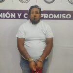 Detienen a pochimovilero tras agresión con arma.