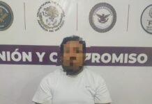 Detienen a pochimovilero tras agresión con arma.