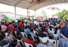 ¡El gobernador se les acerca y el pueblo lo premia!