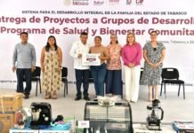 El Gobierno y DIF Tabasco entrega equipamiento para microempresas.