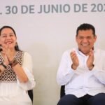 Javier May entrega vales de Bienestar en Centro.