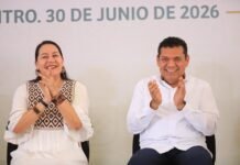 Javier May entrega vales de Bienestar en Centro.