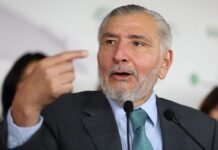 Adán Augusto batea chismes de su visa y presume cirugía en el IMSS.