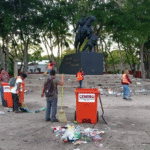 ¡Puro chiquero! Afición deja montañas de basura tras festejo.