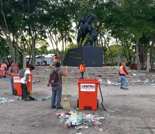 ¡Puro chiquero! Afición deja montañas de basura tras festejo.