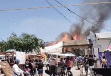 Incendio consume palapa en parque de Centla.