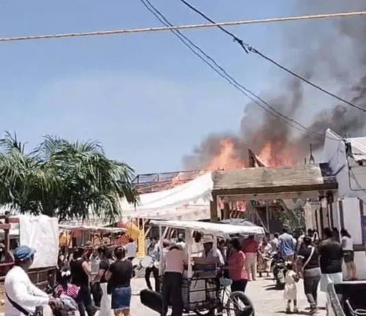 Incendio consume palapa en parque de Centla.
