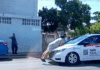 Mujer termina en el cofre de un taxi por dinero.