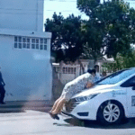 Mujer termina en el cofre de un taxi por dinero.