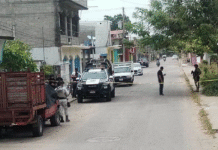 ¡Motociclistas ejecutan a balazos a joven en su domicilio!
