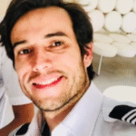 Estudiante aterriza avión tras suicidio de instructor.