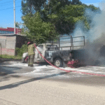 ¡Se la tragaron las llamas! Camioneta termina en cenizas.