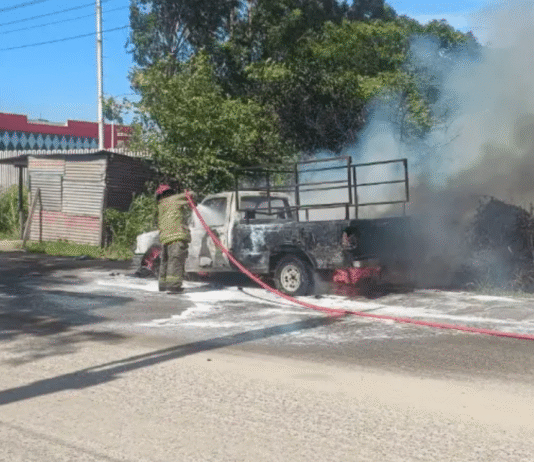 ¡Se la tragaron las llamas! Camioneta termina en cenizas.