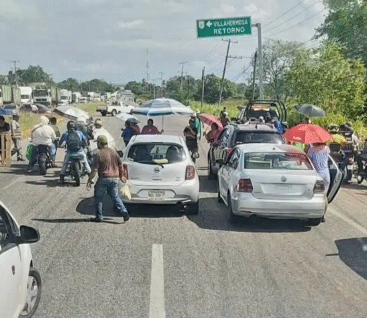 Bloqueo en carretera Villahermosa-Teapa por falta luz.