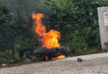 Motocicleta se incendia tras choque con Tsuru.