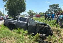 Conductor muere tras volcar su camioneta.