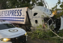 Tráiler de paquetería se accidenta en Villahermosa-Cárdenas.