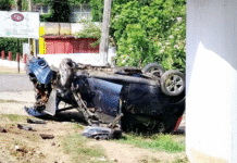 ¡Auto convertido en chatarra tras choque en la Teapa!