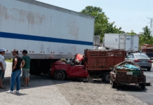 ¡De milagro se salvan! Chocan contra tráiler en la vía Cárdenas-Villahermosa.