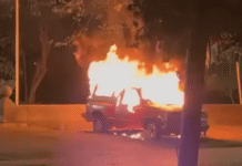 Camioneta calcinada en el fraccionamiento Heriberto Kehoe.