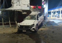 Automovilista se estrella y muere en carretera.