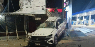 Automovilista se estrella y muere en carretera.
