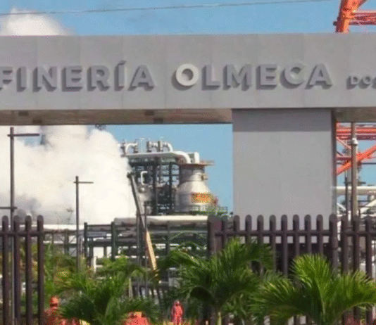 Pemex descarta incendio en la Refinería Olmeca.