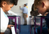 ¡Adiós celulares en aulas; papás respaldan la medida!
