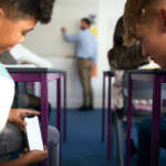 ¡Adiós celulares en aulas; papás respaldan la medida!