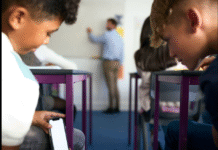 ¡Adiós celulares en aulas; papás respaldan la medida!