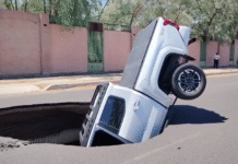 ¡Se lo tragó la tierra: camioneta cae en socavón!