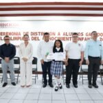 Javier May entrega reconocimientos a estudiantes de excelencia.