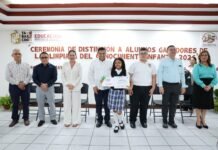 Javier May entrega reconocimientos a estudiantes de excelencia.