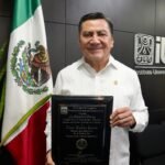 Óscar Cantón recibe medalla por su excelencia legislativa.