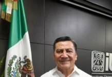 Óscar Cantón recibe medalla por su excelencia legislativa.