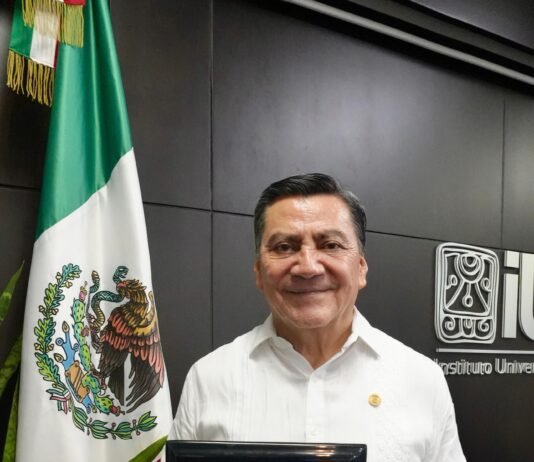 Óscar Cantón recibe medalla por su excelencia legislativa.