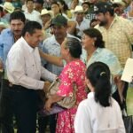 Javier May entrega constancias de condonación financiera.