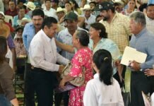 Javier May entrega constancias de condonación financiera.