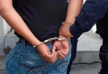 ¡Cayó ‘El Cáscara’! Con armas y uniformes de policía.