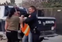 Se le pelan a policías, los quisieron extorsionar.