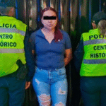 ¡Cae falsificadora con arsenal de documentos piratas!