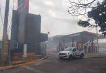 Fuego cerca de gasolinera de Tierra Colorada.