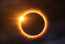 El cielo se oscurece con impresionante eclipse solar.