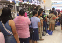 ¡Bolsillos vacíos! Abarrotan papelerías por regreso a clases.