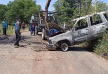 ¡Camioneta termina hecha cenizas tras feroz incendio en carretera!.
