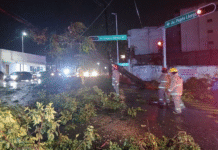 Fuerte tromba deja inundaciones, apagones y caos en la capital.