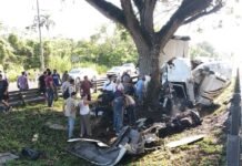 Tractocamión se estrella y deja prensados a tripulantes en Cárdenas.