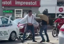 Brutal pelea callejera entre taxista y motociclista.