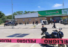 Ejecutan a pochimovilista dentro de un centro comercial.
